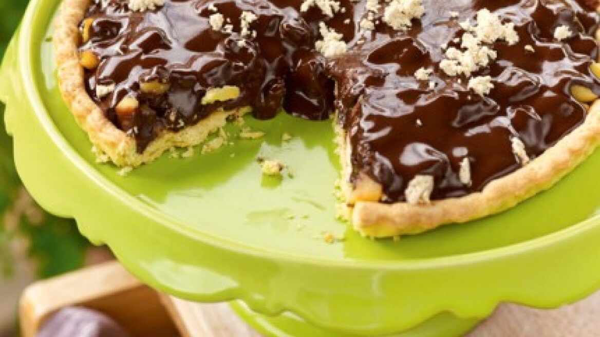 Τάρτα με μήλο, χαλβά, σταφίδες, σοκολάτα και ταχίνι