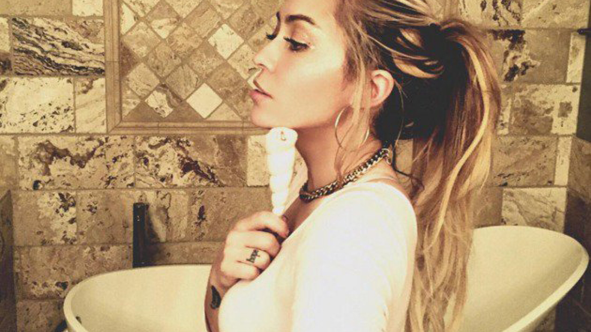 Meet Miley Cyrus’s hot older sister (photos)