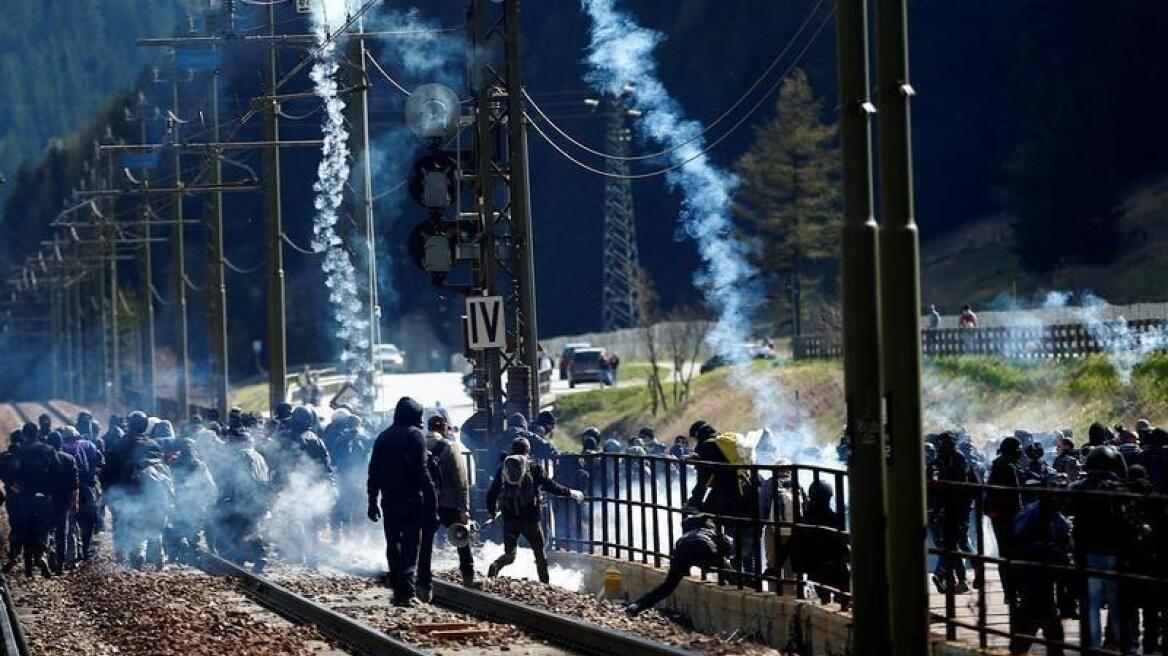Ιταλία: Άγριο ξύλο μεταξύ διαδηλωτών και αστυνομίας στα σύνορα με την Αυστρία