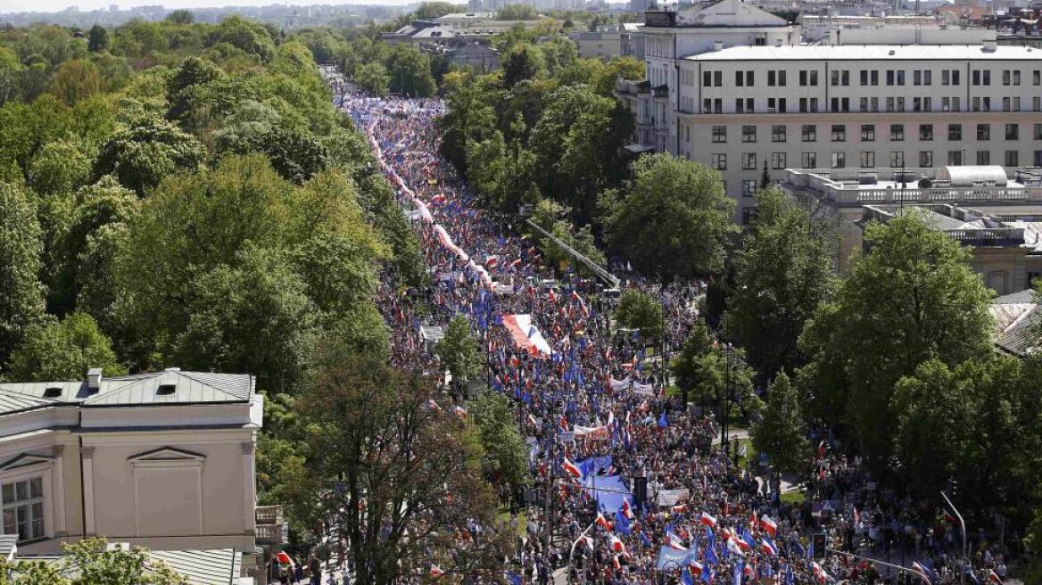 Πολωνία: Πάνω από 200.000 άτομα διαδήλωσαν εναντίον της κυβέρνησης