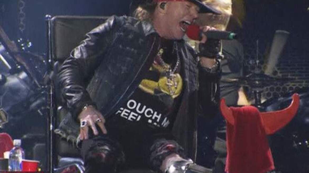 Βίντεο: Δίχασε ο Axl Rose στην πρώτη συναυλία ως τραγουδιστής των AC/DC