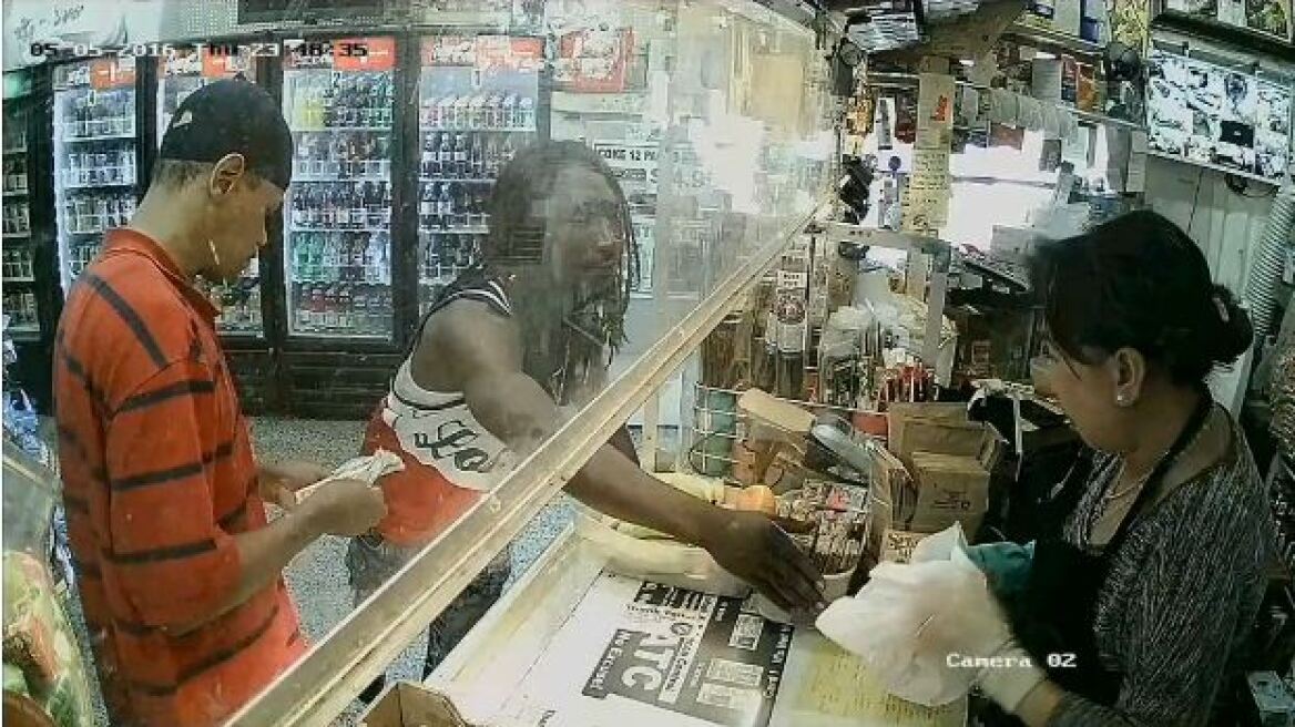 Βίντεο σοκ: Ιδιοκτήτης καταστήματος πυροβολεί ληστή