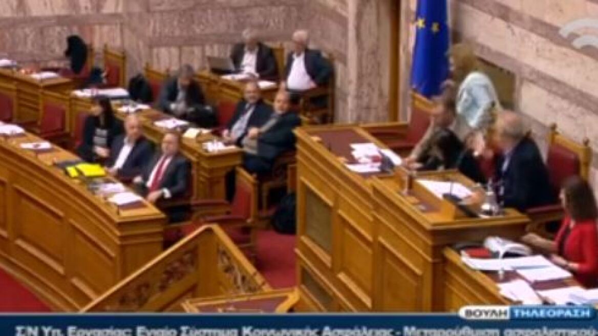 Βίντεο: Βουλευτής ανέβηκε να μιλήσει από το... έδρανο του προέδρου