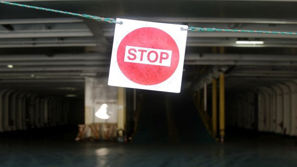 Παραμένουν δεμένα και σήμερα τα πλοία