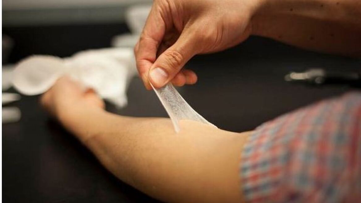 Bίντεο: Δείτε το μαγικό ψεύτικο... δέρμα που σας κάνει 20 χρόνια νεώτερους