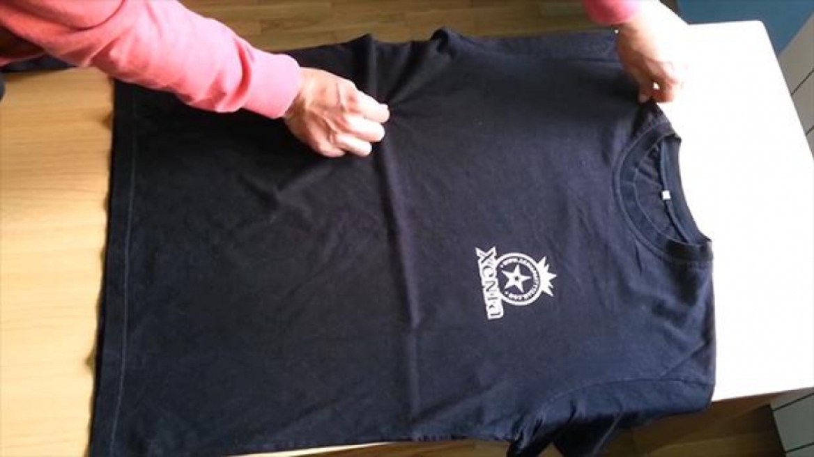 Πώς να διπλώνετε ένα T-shirt σε δύο δευτερόλεπτα