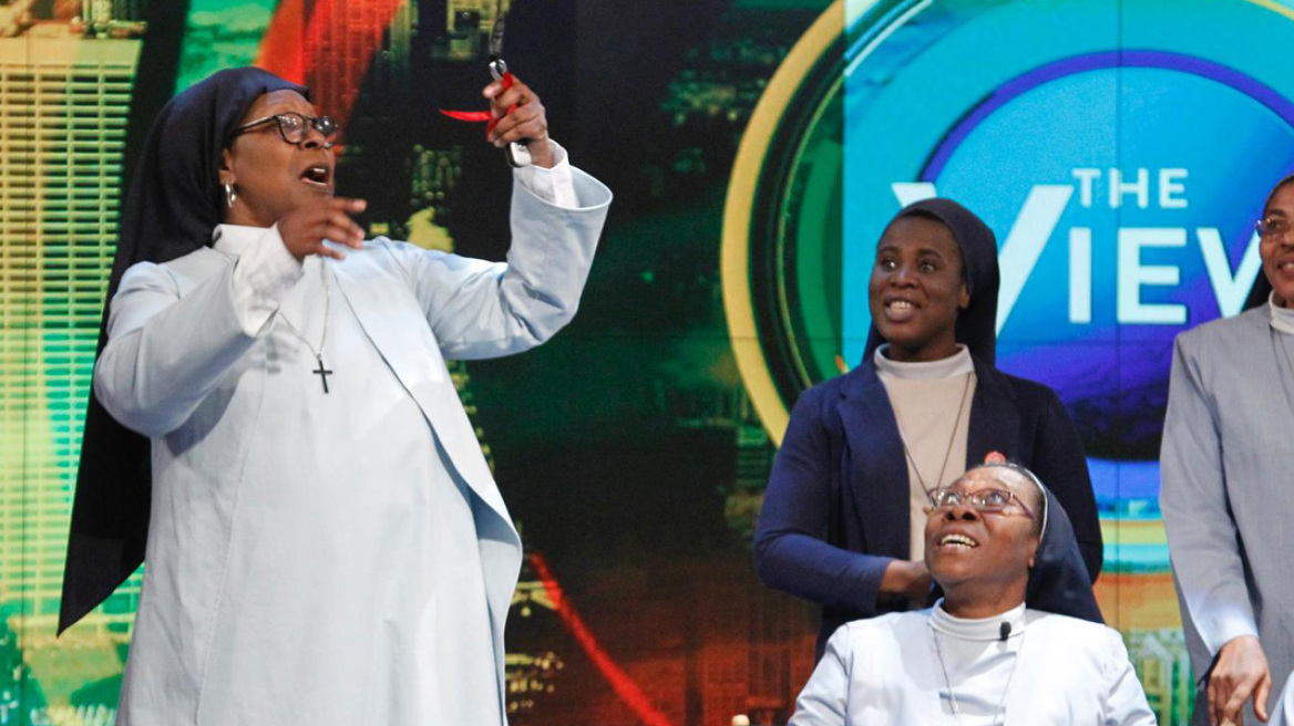 Video: Η Whoopi Goldberg, οι καλόγριες και το βαν της Toyota