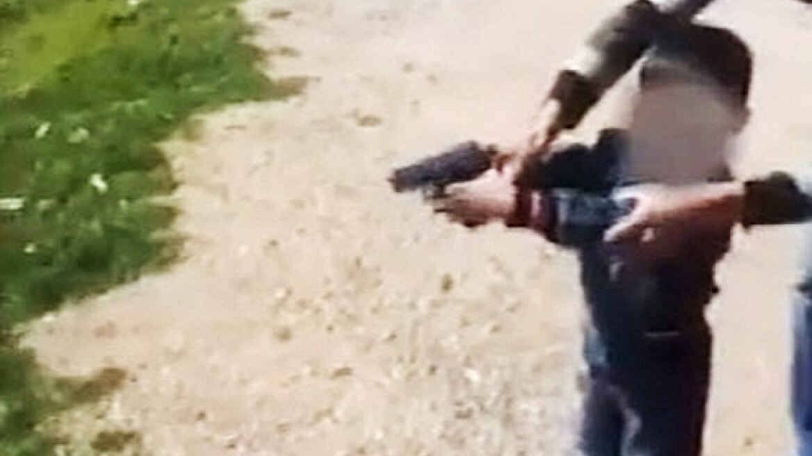 Βίντεο: Πατέρας μαθαίνει στον 5χρονο γιο του να πυροβολεί 