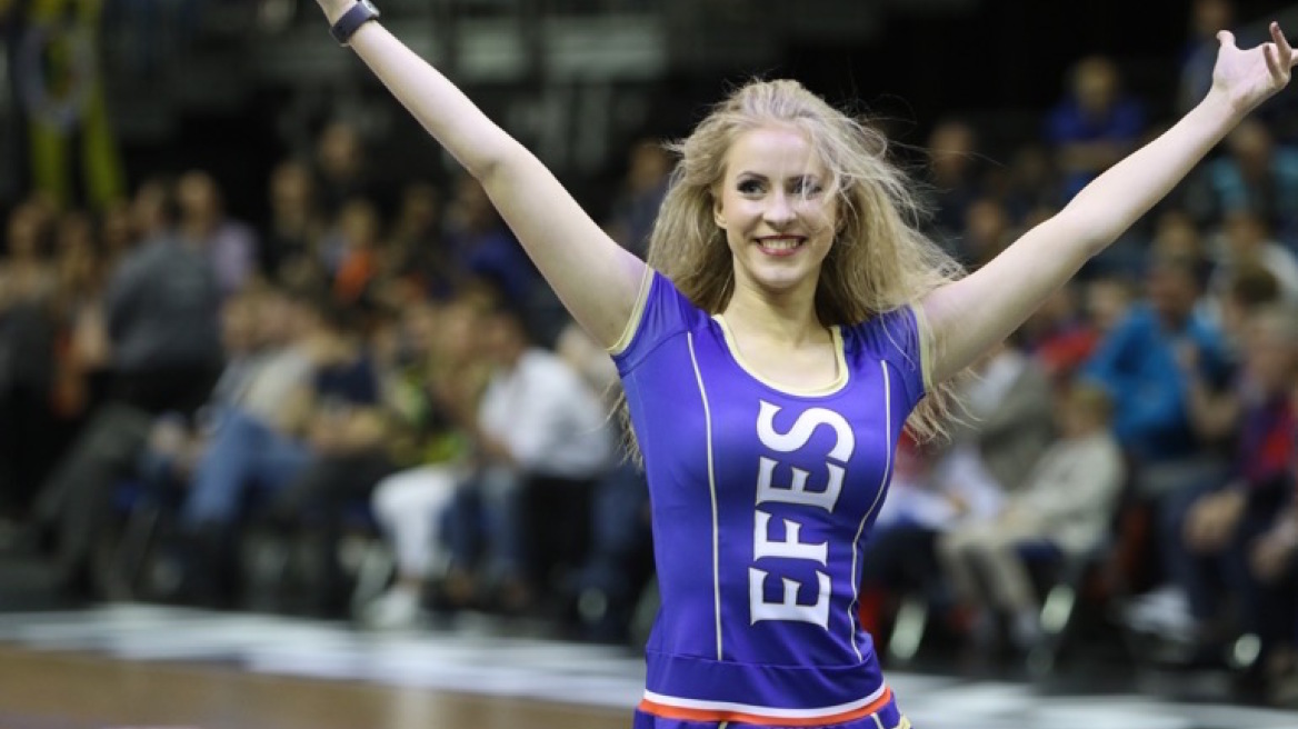 Στα αποδυτήρια με τις… μαζορέτες