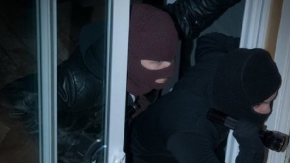 Μάνδρα: Ζευγάρι πάλεψε με αδίστακτους κουκουλοφόρους 