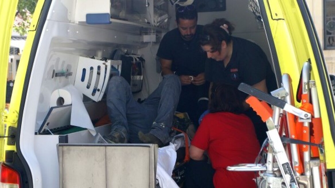 Στη ΜΕΘ ο ένας από τους τέσσερις οικοδόμους μετά την πτώση του μπαλκονιού