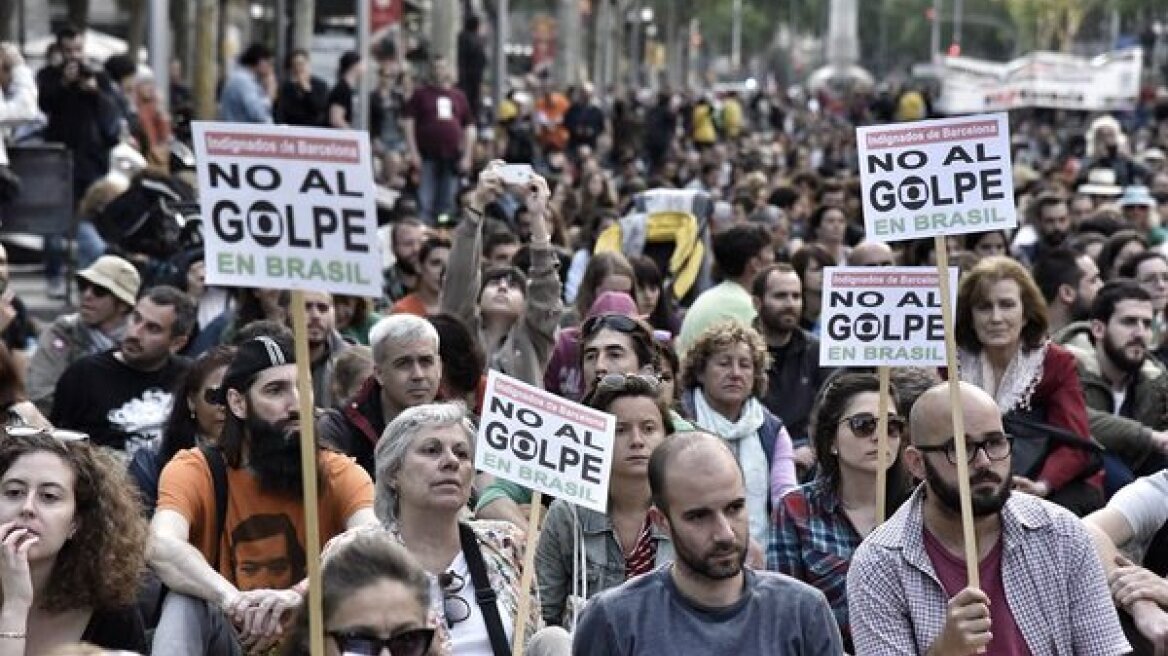 Βραζιλία: Οι υποστηρικτές της Ρούσεφ καταγγέλλουν τα κανάλια για την αποπομπή της