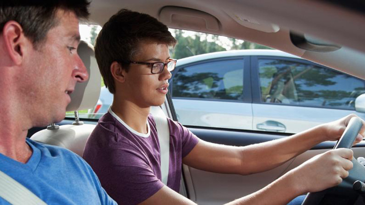 Πώς θα προστατεύσουμε τα παιδιά μας όταν οδηγούν;