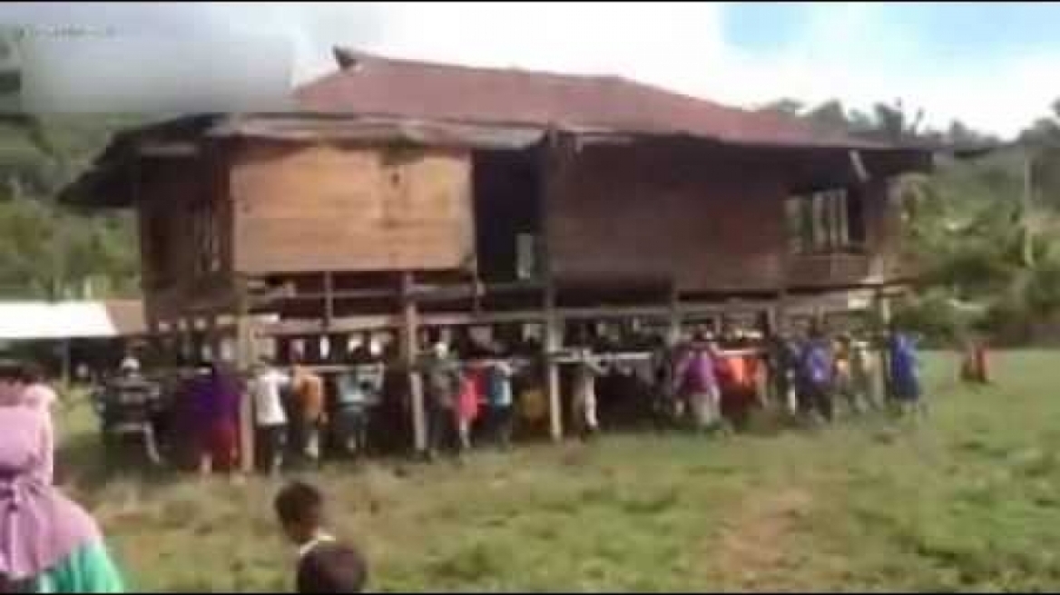 Μετέφεραν ένα ολόκληρο σπίτι σηκώνοντάς το στα... χέρια! 