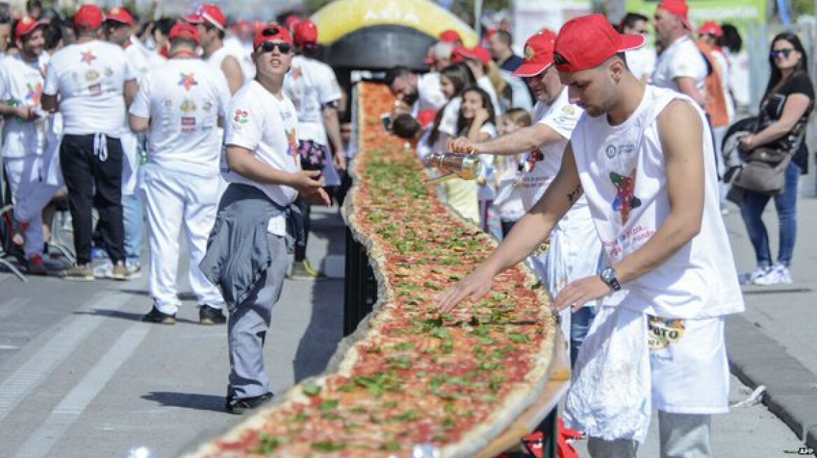Βίντεο: Στη Νάπολι έφτιαξαν πίτσα-σιδηρόδρομο μήκους 1,8χλμ.