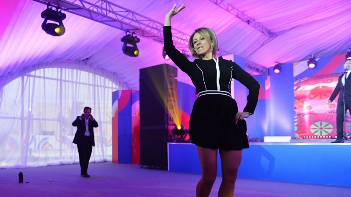 Η εντυπωσιακή Ρωσίδα εκπρόσωπος του υπουργείου Εξωτερικών χόρεψε το kalinka