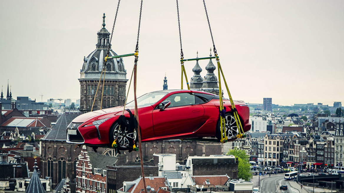 Video: Το μεγάλο coupe της Lexus "πετάει" στο Άμστερνταμ