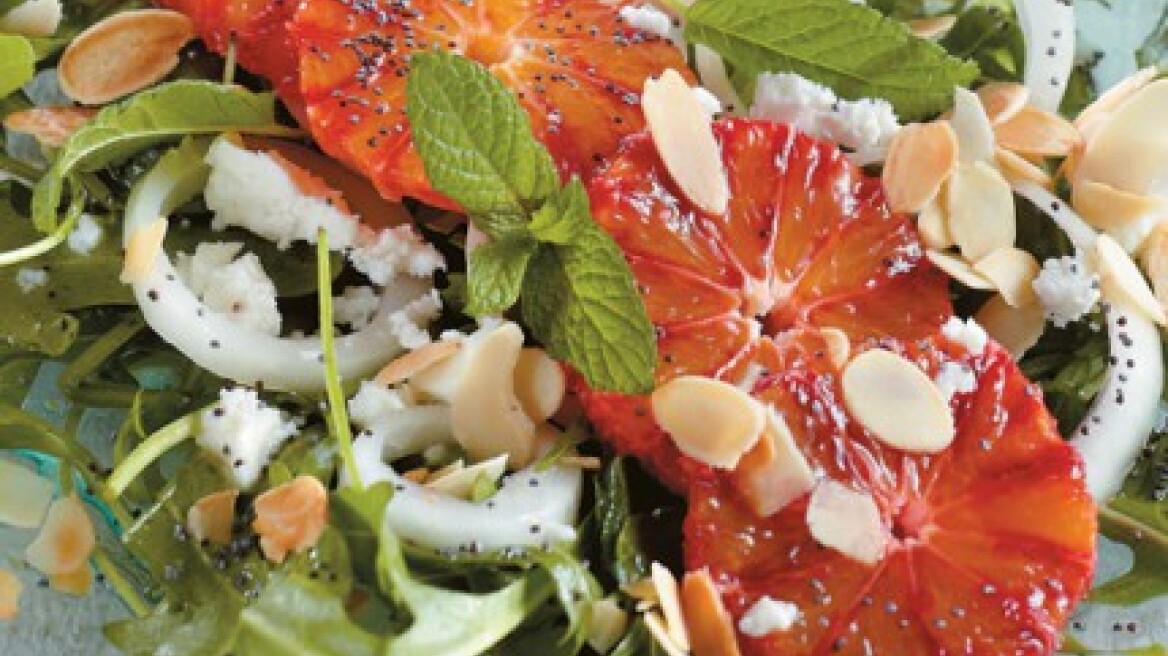 Σαλάτα με σαγκουίνι, φέτα και δυόσμο