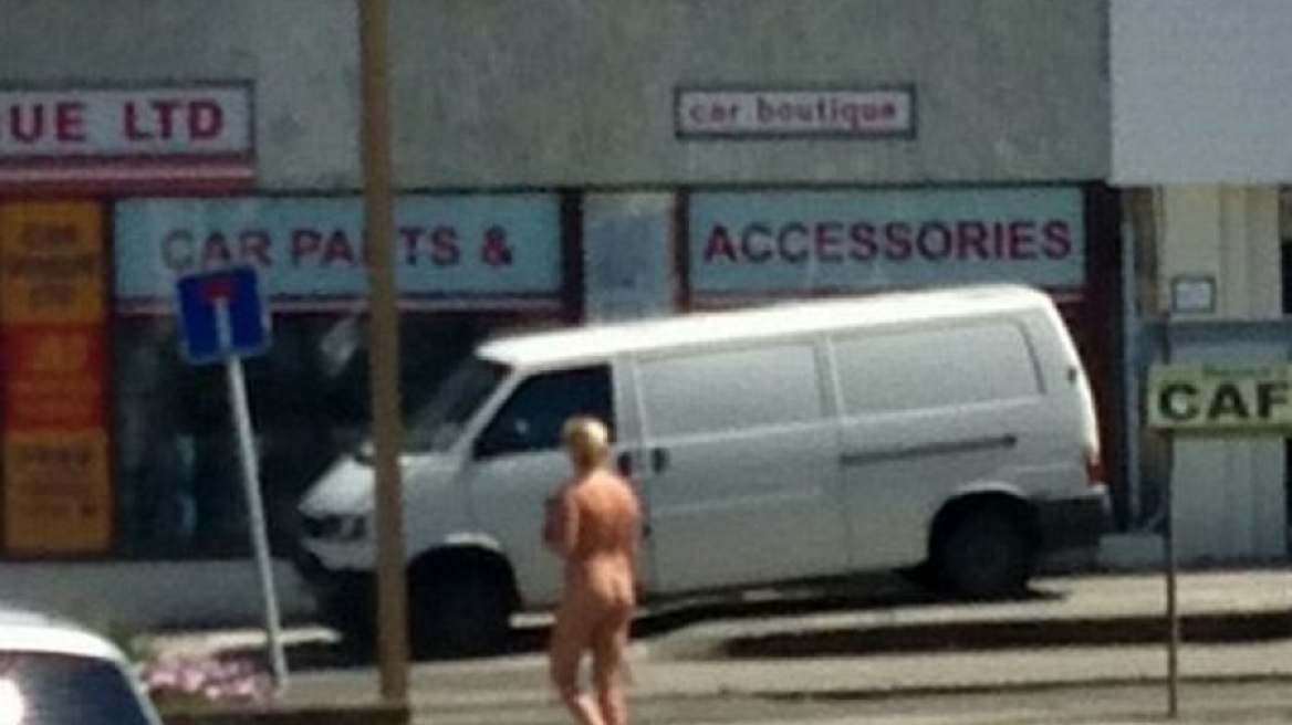 Γυναίκα κυκλοφορεί γυμνή στους δρόμους σαν να μην συμβαίνει τίποτα!