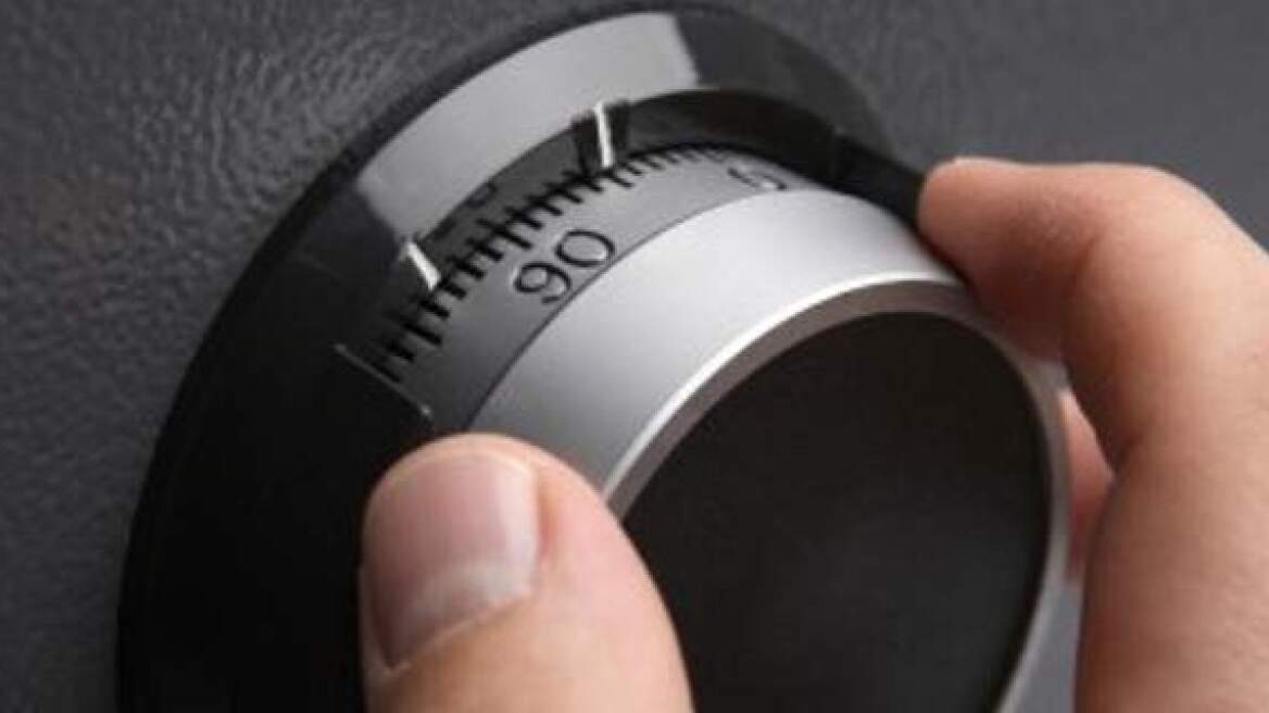 Ακινητοποίησαν τον φύλακα και άδειασαν το χρηματοκιβώτιο