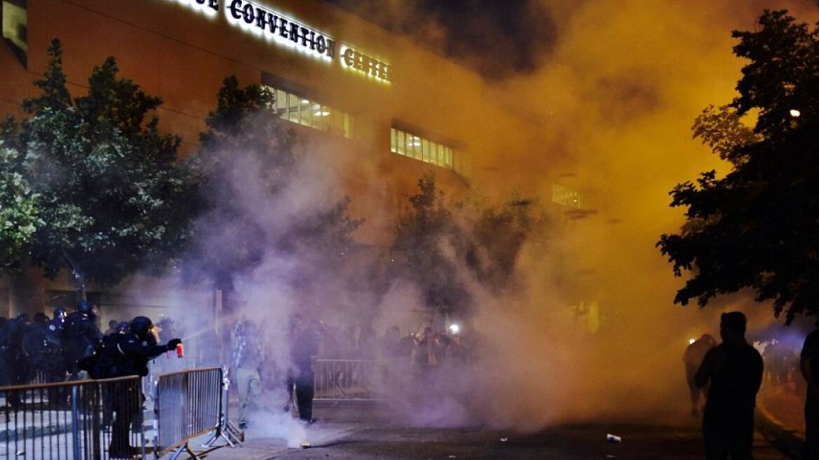 Χάος και πρωτοφανή επεισόδια σε ομιλία του Τραμπ