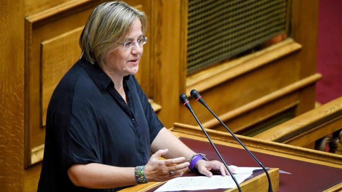 Η Κατριβάνου «ξαναχτυπά»: «Ντροπή» η «παράνομη» συμφωνία για το προσφυγικό