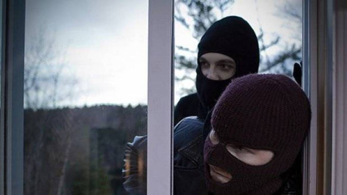 Αγρίνιο: Ανήλικοι διαρρήκτες έκλεψαν ακόμη και την... κιθάρα