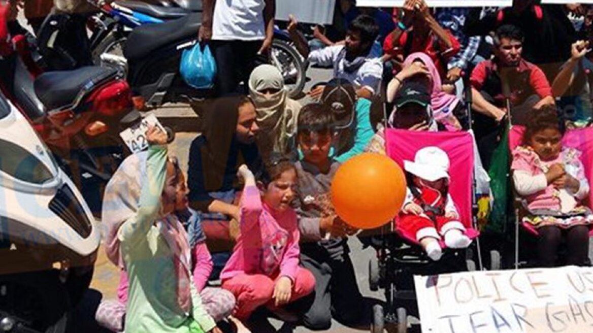 300 refugees protest march on Lesvos island (photos)