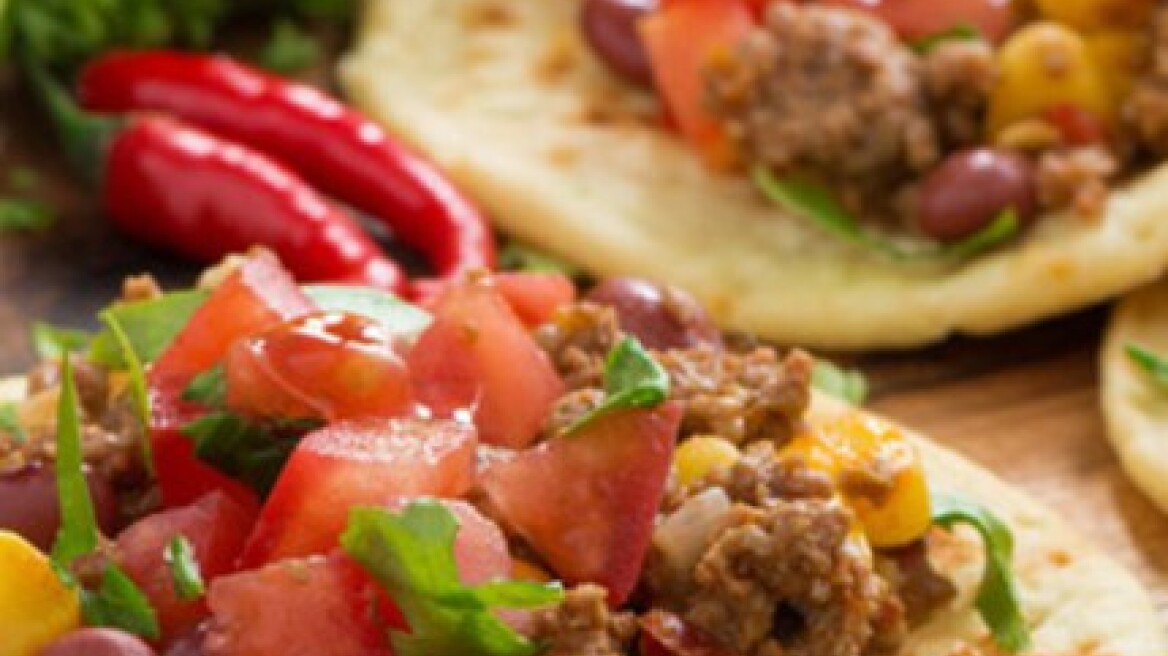 Τσίλι κον κάρνε με salsa ντομάτας σε τορτίγιες