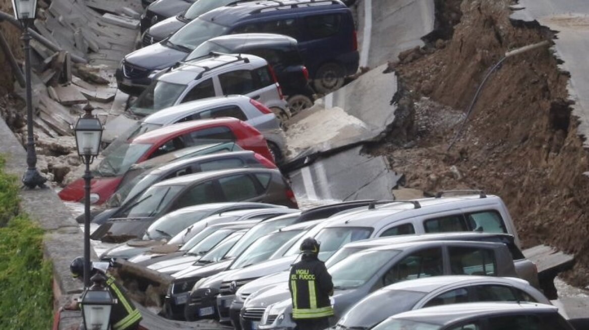 Βίντεο: Άνοιξε ο δρόμος και «κατάπιε» 20 αυτοκίνητα στην Ιταλία