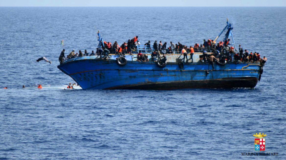 Video of moment migrant boat capsizes (video+photos)