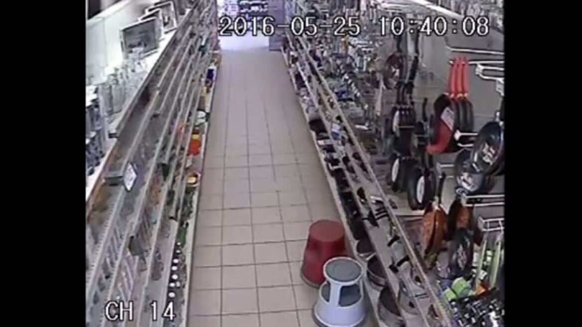 Moment 5.3 earthquake strikes Crete (video)