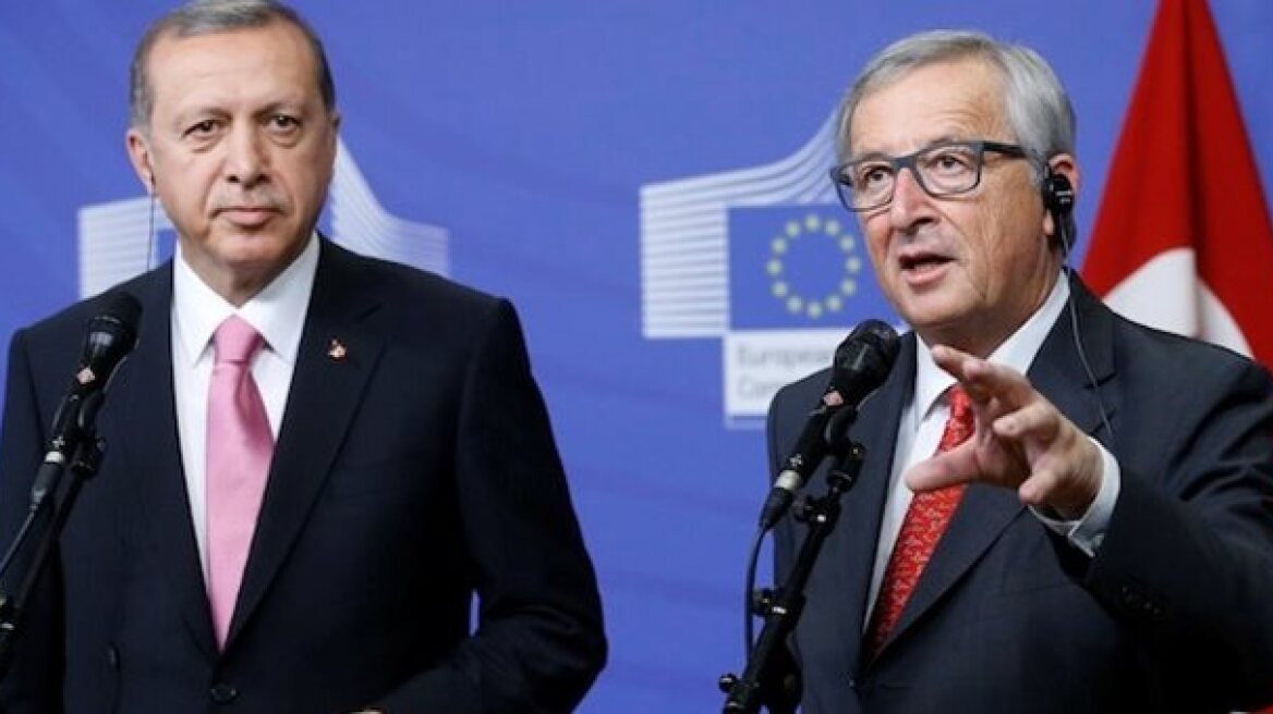 Γιούνκερ: Οι απειλές της Τουρκίας για το προσφυγικό δεν περνάνε
