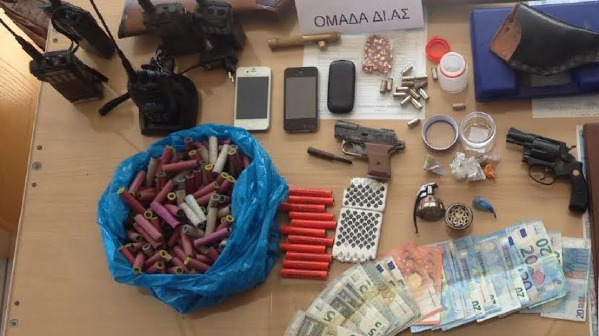 Όπλα και ασύρματοι σε σπίτι και μαγαζί στη Ναύπακτο