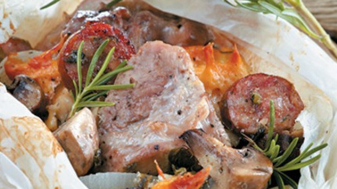 Χοιρινό στη λαδόκολλα με τυριά και μανιτάρια