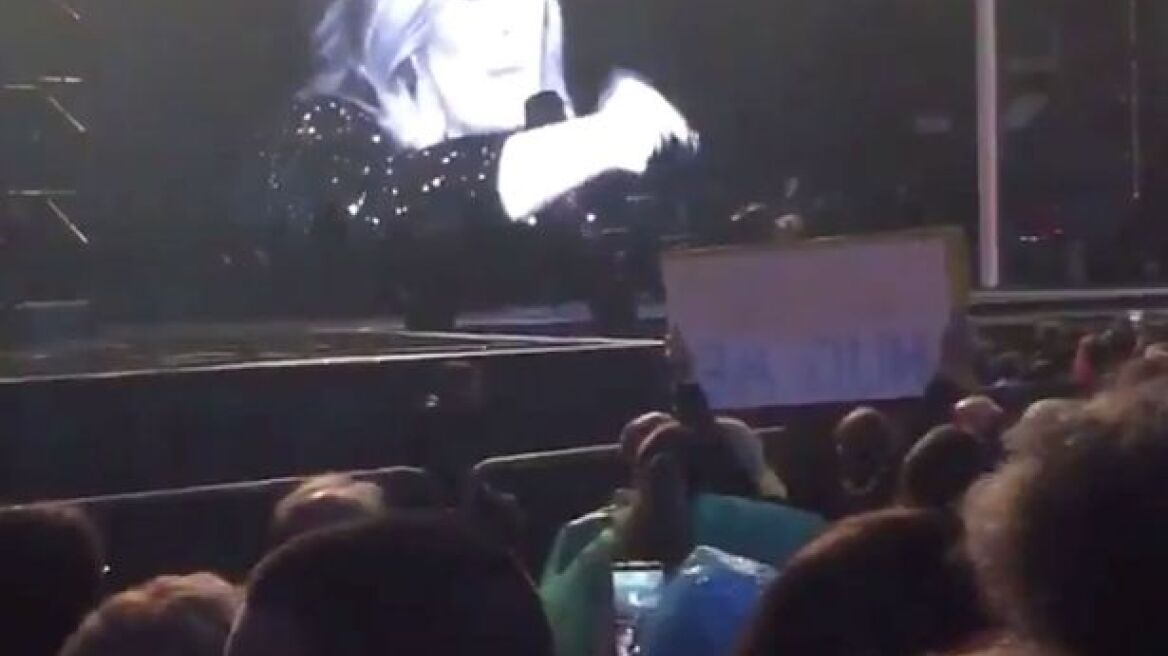 Βίντεο: Η Adele «την είπε» σε θαυμάστρια που την μαγνητοσκοπούσε σε συναυλία