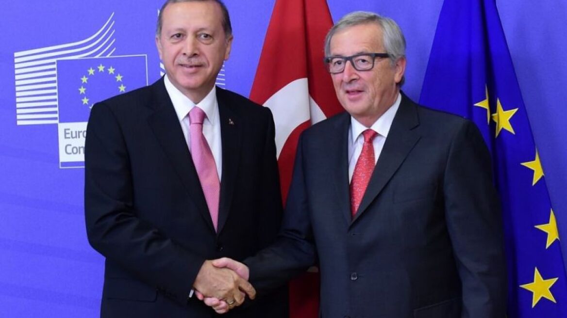 Γιούνκερ: Να το σκεφτεί διπλά ο Ερντογάν πριν αθετήσει τη συμφωνία με την ΕΕ