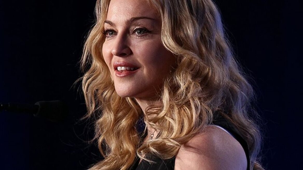 Madonna naked in a bath tub full of doughnuts (photo)