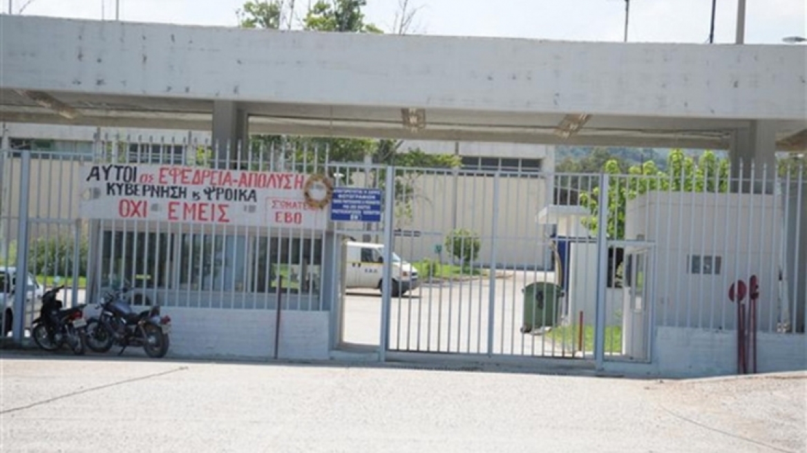 Με απλήρωτους εργαζομένους και χωρίς πρώτες ύλες το εργοστάσιο Καλάσνικοφ του Καμμένου