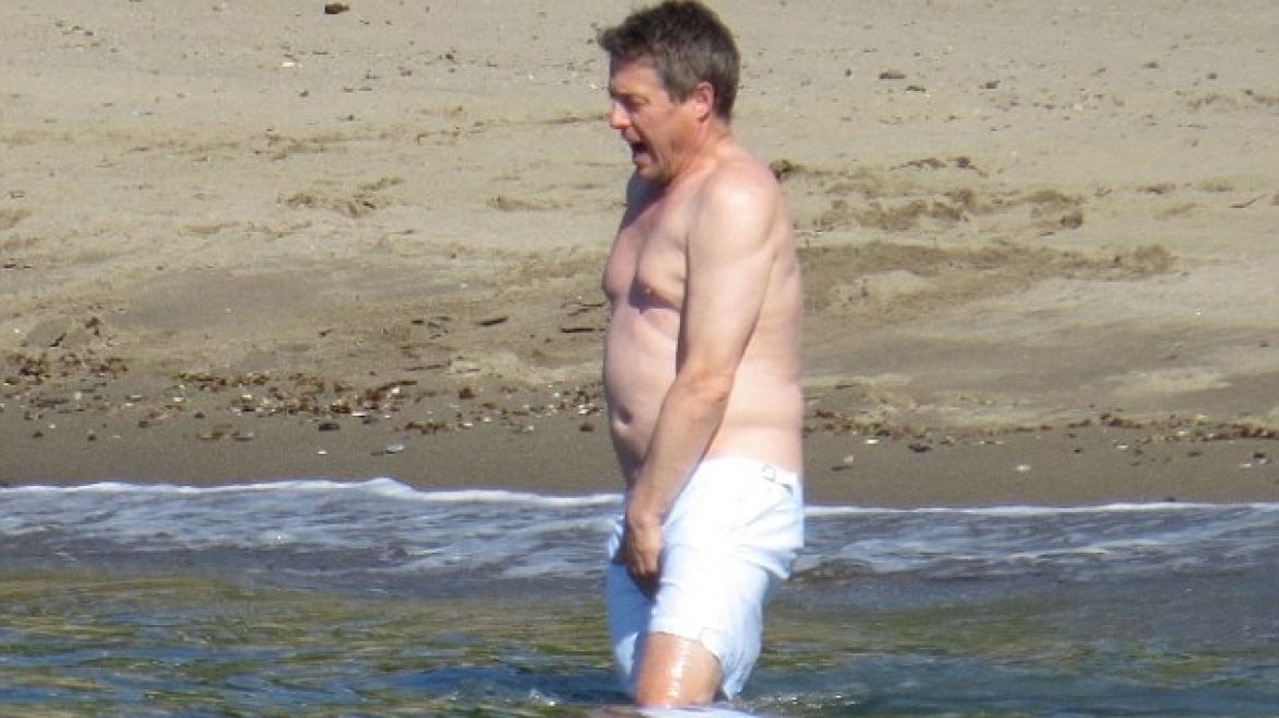 Μεγάλωσε και κρυώνει ο Χιου Γκραντ!