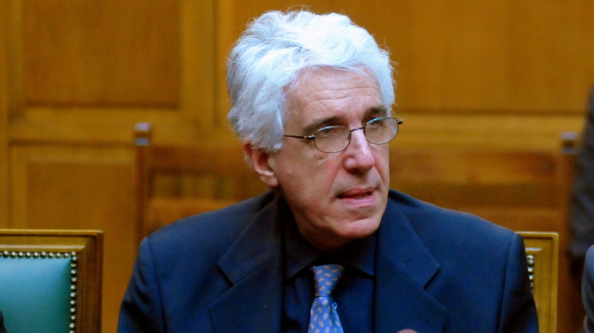 Παρασκευόπουλος: «Πετάει το μπαλάκι» στην πρόεδρο του δικαστηρίου για τη δίκη της ΧΑ