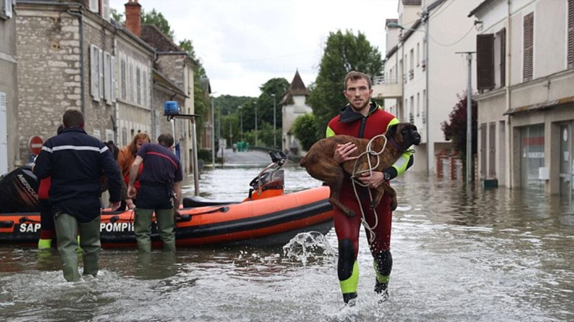 Heavy rain leads to devastating floods in France (pics)
