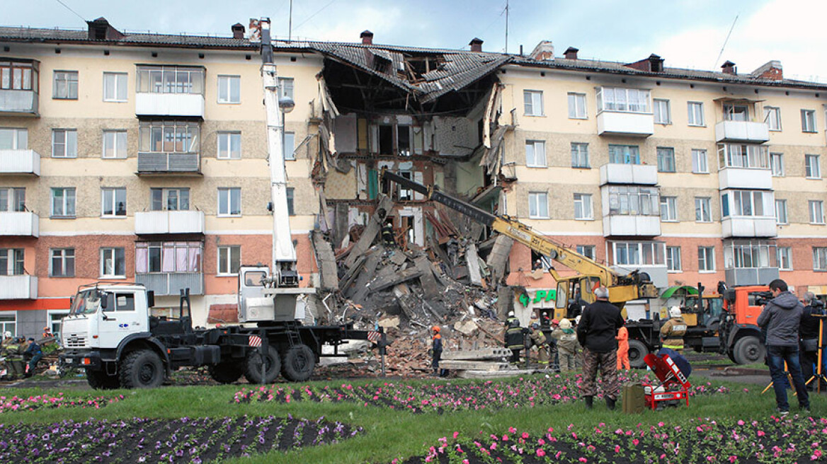 Βίντεο: Η στιγμή της κατάρρευσης πενταόροφου κτηρίου στη Σιβηρία