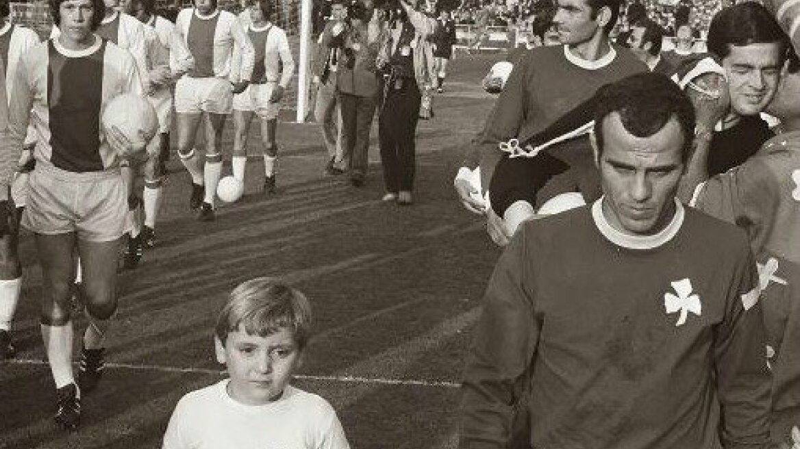 Το παιδάκι-μασκότ που έζησε το Γουέμπλεϊ!