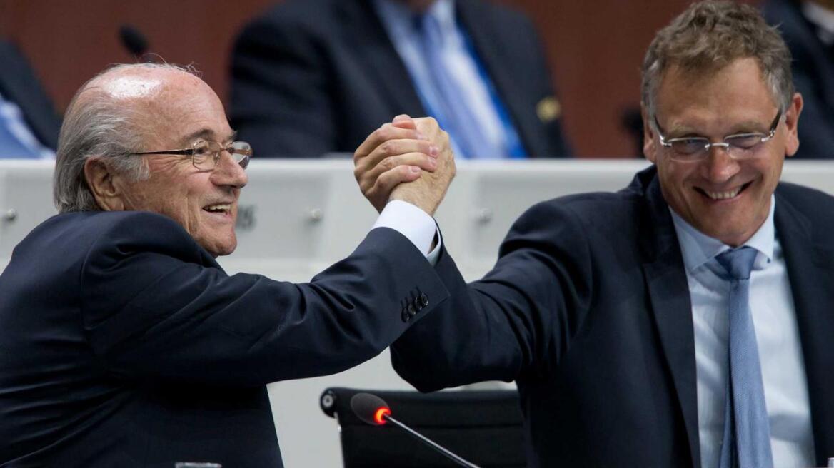 Ο Μπλάτερ και οι συνεργάτες του «αντάμειψαν» τους εαυτούς τους με 71 εκατομμύρια ευρώ!