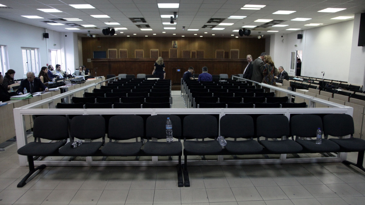 Αλαλούμ στον Κορυδαλλό: Μπέρδεψαν τις δίκες - Έκατσαν δίπλα-δίπλα Βλαστός και Χρυσαυγίτες