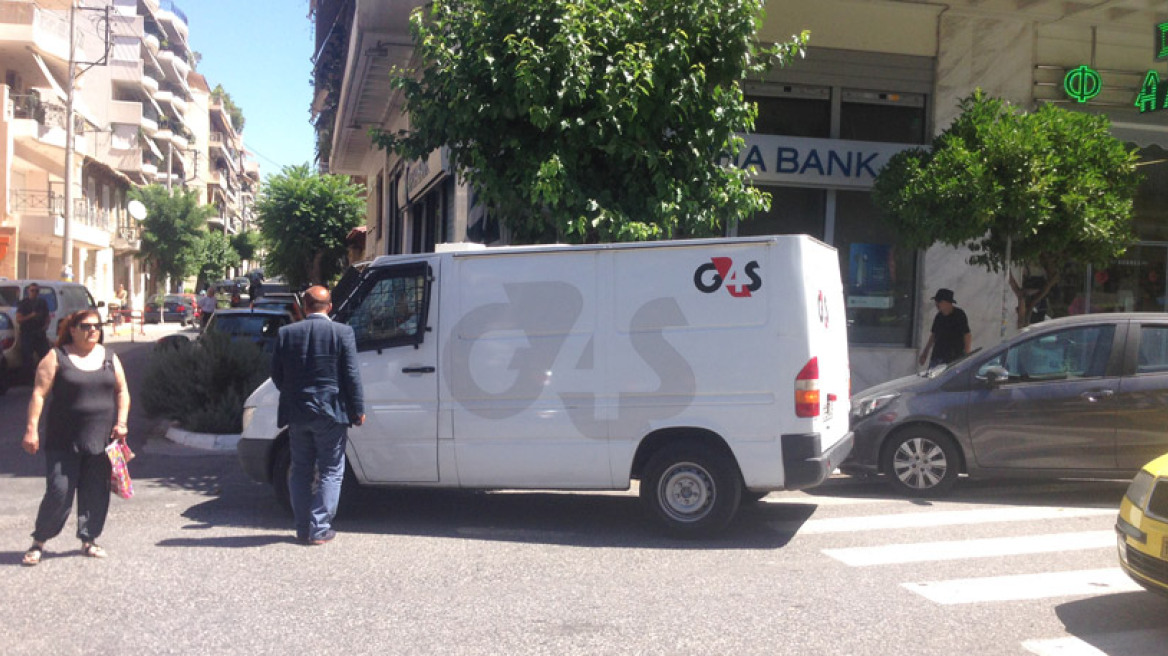 Καισαριανή: Λήστεψαν χρηματαποστολή με καλάσνικοφ, αλλά τα λεφτά έγιναν... κομφετί!