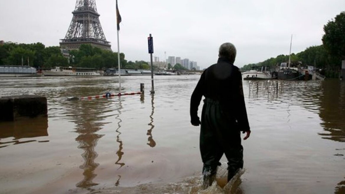 Louvre museum closes to evacuate artworks due to devastating floods