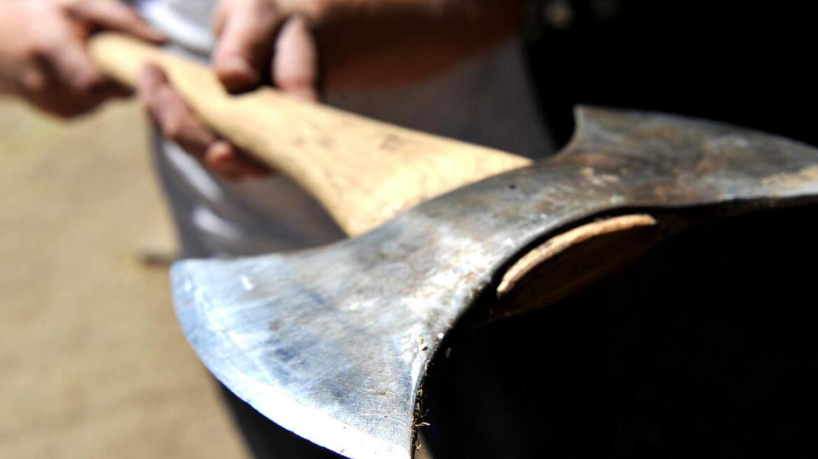 Έγιναν «λιώμα», τα... μέτρησαν και του έκοψε το πέος με τσεκούρι