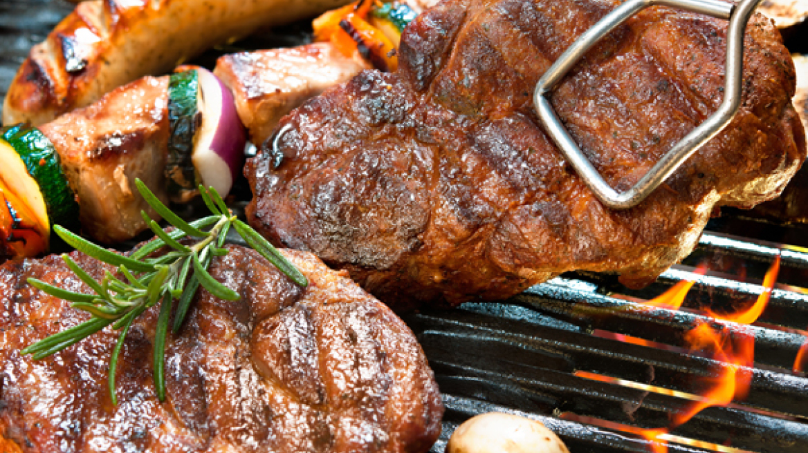 «Ψήνεστε» για ύπαιθρο; Η Ντίνα Νικολάου έχει tips για τέλειο BBQ